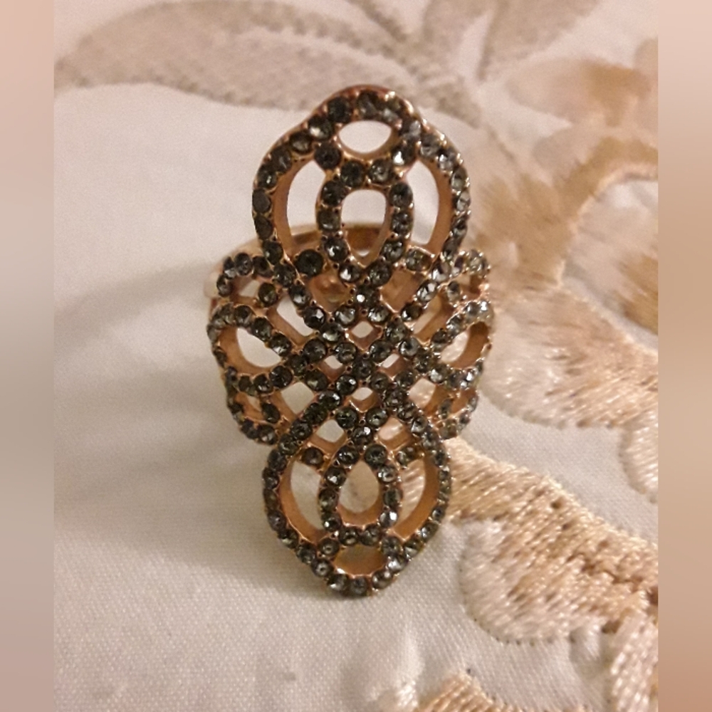 STELLA & DOT ELEGANT GOLD FILIGREE RING